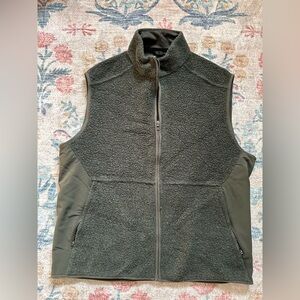 Green lululemon men’s fleece vest